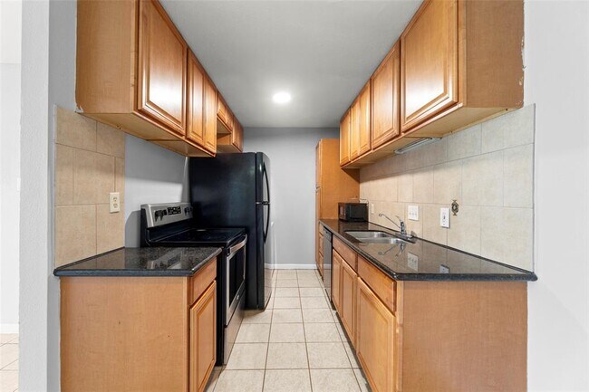 Building Photo - 2100 Wilcrest Dr