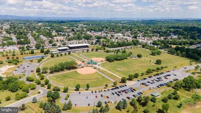 Building Photo - 250 N Mulberry St
