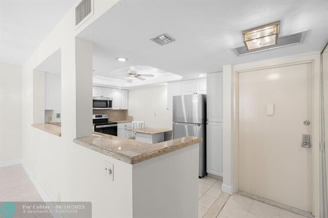 Building Photo - 1149 Hillsboro Mile