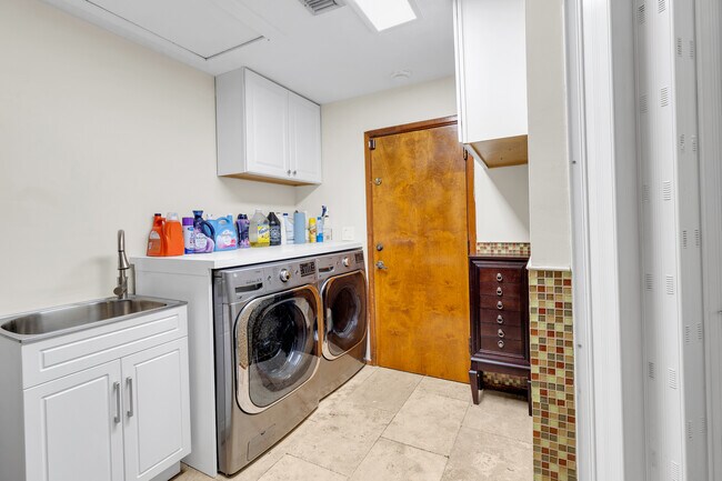 Building Photo - 13400 N Calusa Club Dr