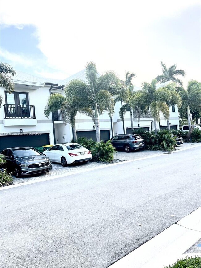 4536 E Aqua Bella Ln 4536 E Aqua - 4536 E Aqua Bella Ln Davie Fl Building Photo