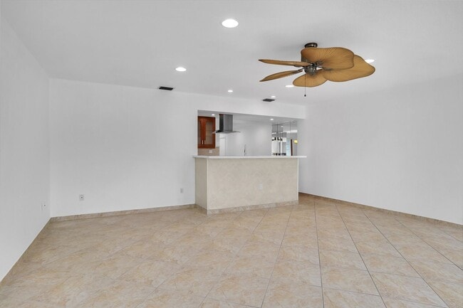 Building Photo - Beautiful house on the water with a pool