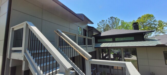 Building Photo - 6170 Saint James Ct