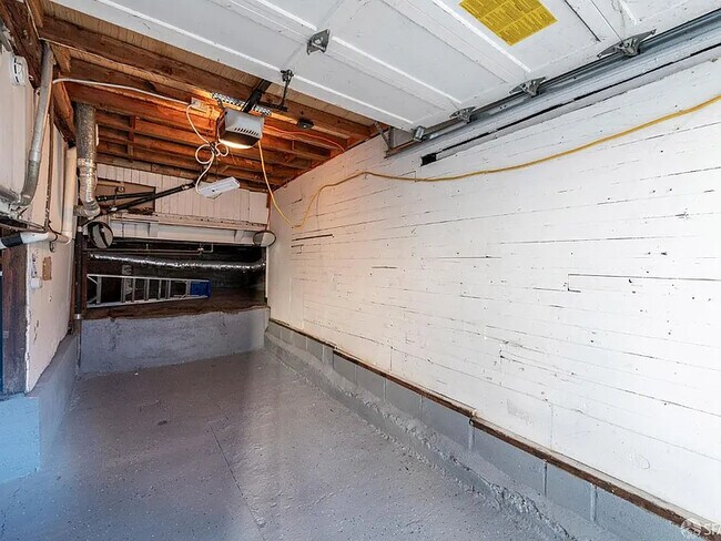Building Photo - 18 Orben Pl