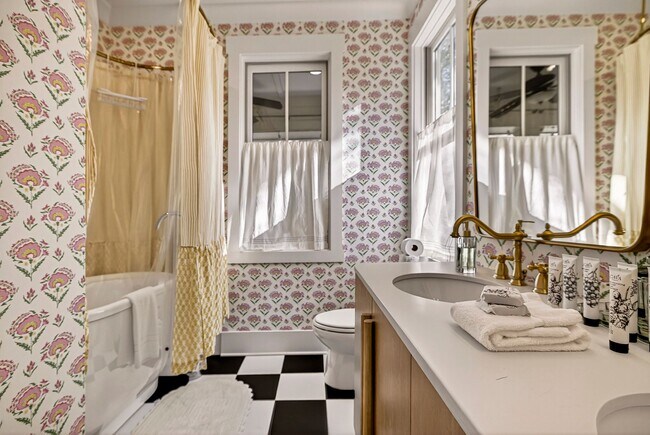 Building Photo - 214 W Gwinnett St