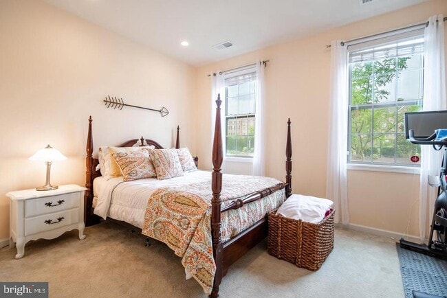 Building Photo - 22567 Naugatuck Square