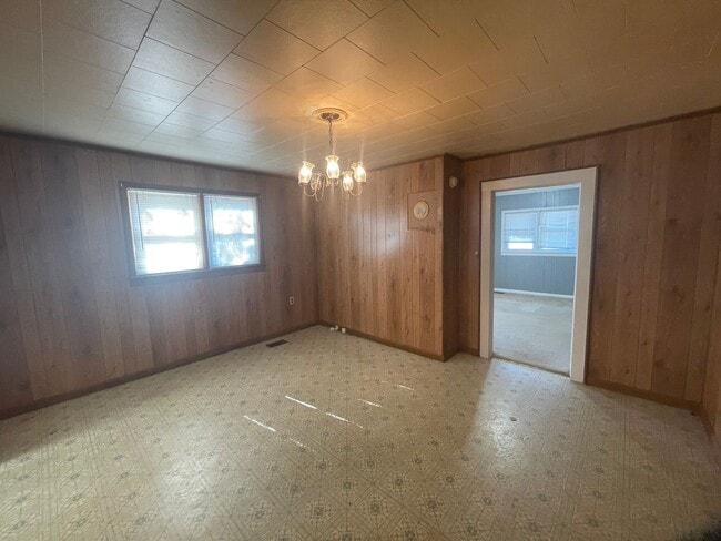 Building Photo - 2 bedroom 1 bath house available