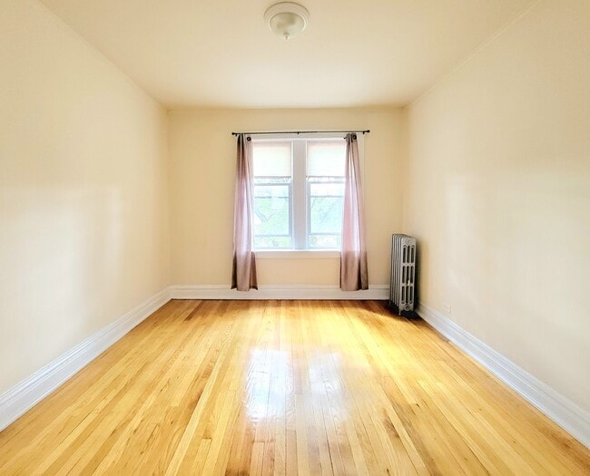 Building Photo - 3406 W Berteau Ave