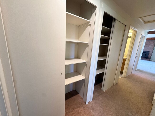 Building Photo - Mid-century modern view 3 bed house on top private drive with view of valley