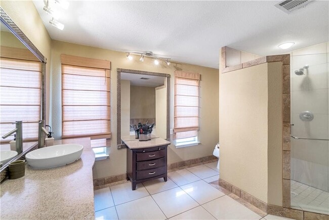 Building Photo - 2000 Continental Pass