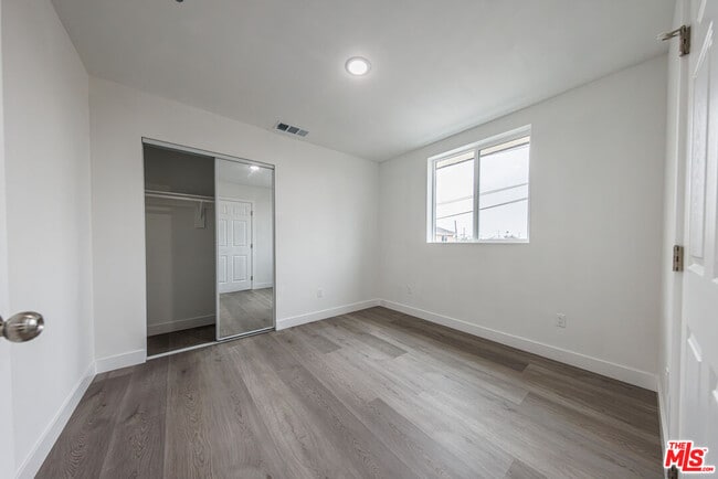 Building Photo - 1617 W 55th St
