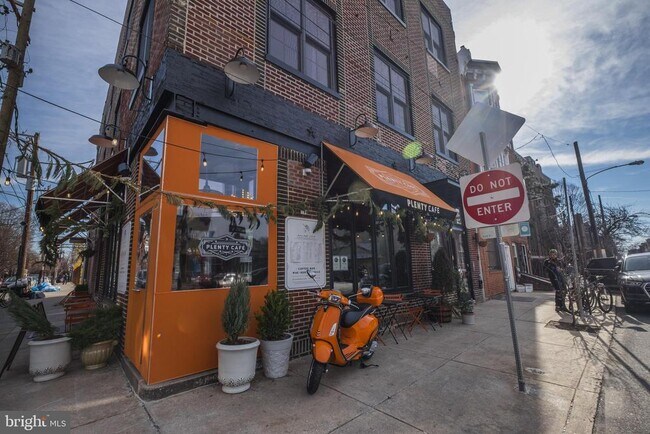 Building Photo - 705 S 5th St