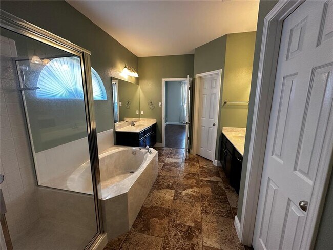 Building Photo - 1041 Disraeli Cir