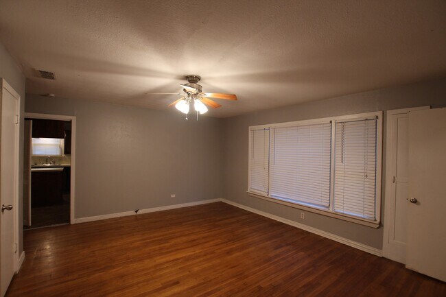 Building Photo - Available-Adorable Large 3 bedroom Home ne...