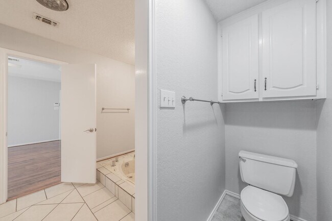 Building Photo - Charming Updated Home on Quiet Cul-de-Sac