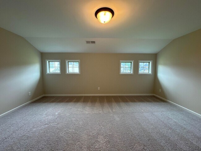 Building Photo - 5 Bedroom 3 Bathroom House