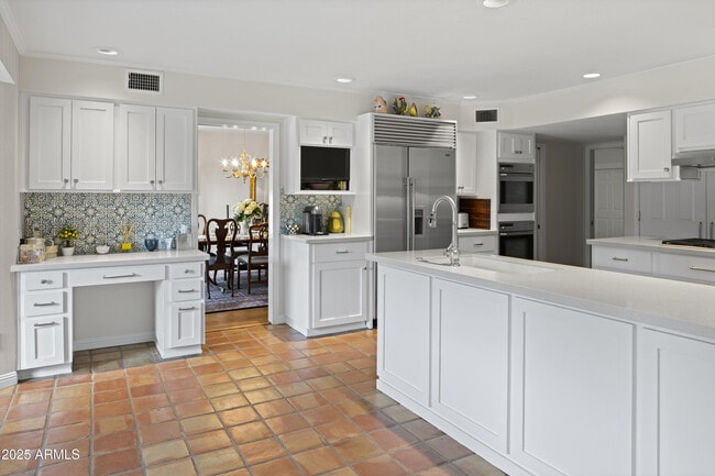 Building Photo - 6131 E Naumann Dr