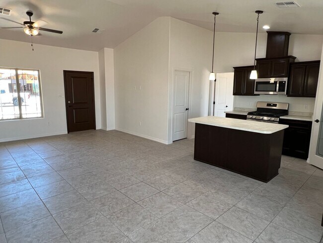 Building Photo - 3 Bedroom Split Floor Plan with 2 bathrooms