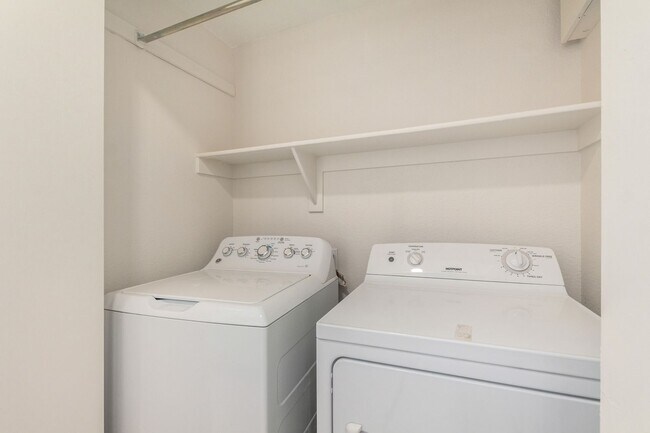 Building Photo - 3 Bedroom / 2.5 bath CORNER Lot in Ahwatukee