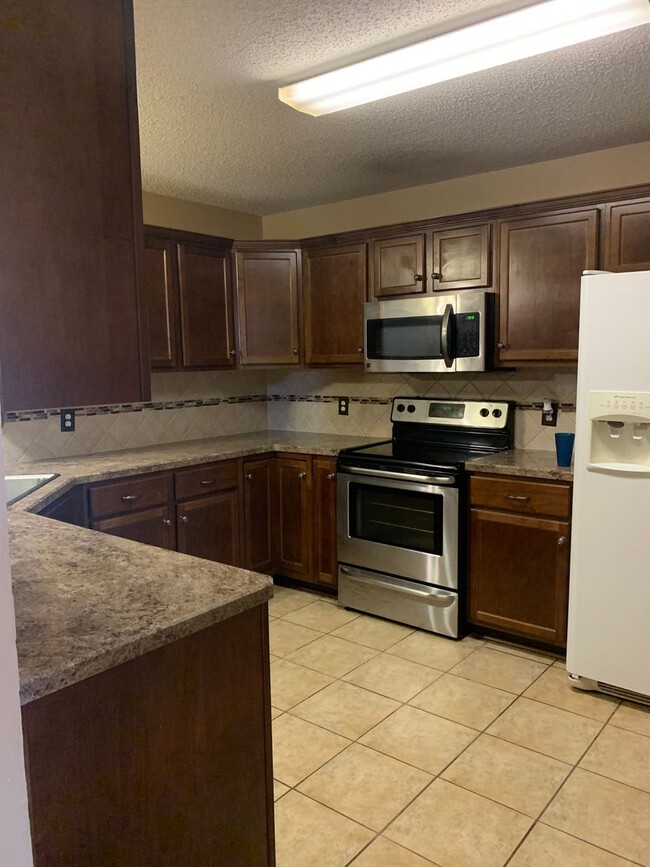 Building Photo - Spacious 3 bdrm 2 bath close to Ft. Hood &...