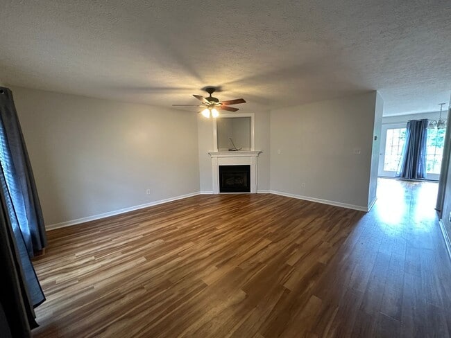 Building Photo - 3-bedroom, 3.5-bathroom nestled in Wyndhur...