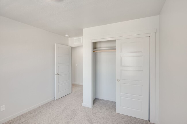 Building Photo - Beautiful 3 Bedroom Boise Townhome!