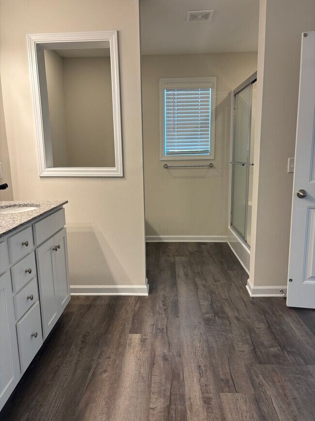 Building Photo - 5 bedroom 3 bath home in Pocalla Springs