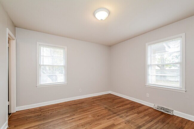 Building Photo - 110 E Crestview Dr