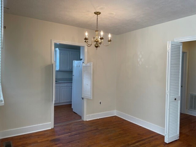 Building Photo - 2567 N View Ave