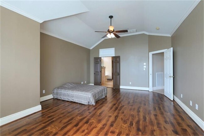 Building Photo - 6010 Stratford Gardens Dr