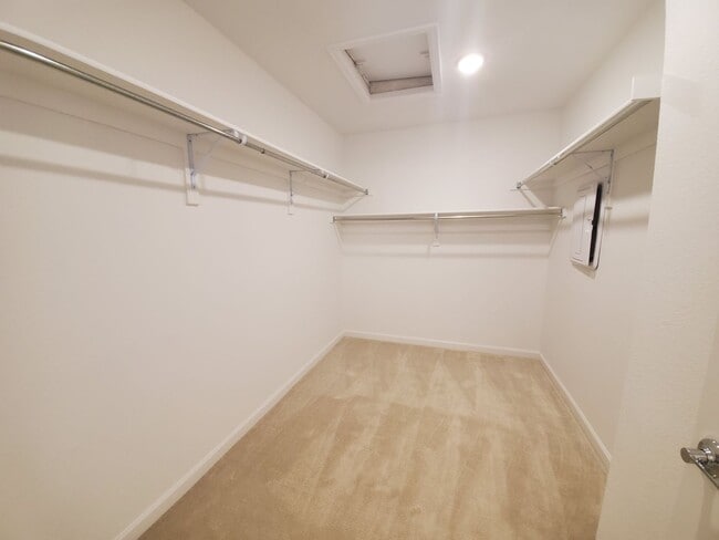 Building Photo - Newer Townhouse in Ideal North Gate Location!