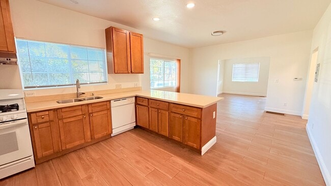 Building Photo - 496 Meek Ave