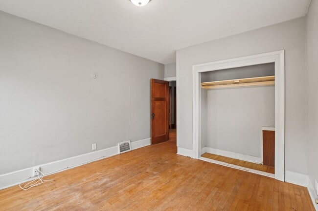 Building Photo - Rare 2 bedroom Lower