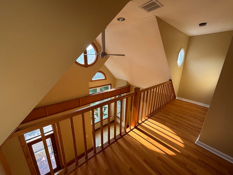 Building Photo - 2642 N Wilton Ave