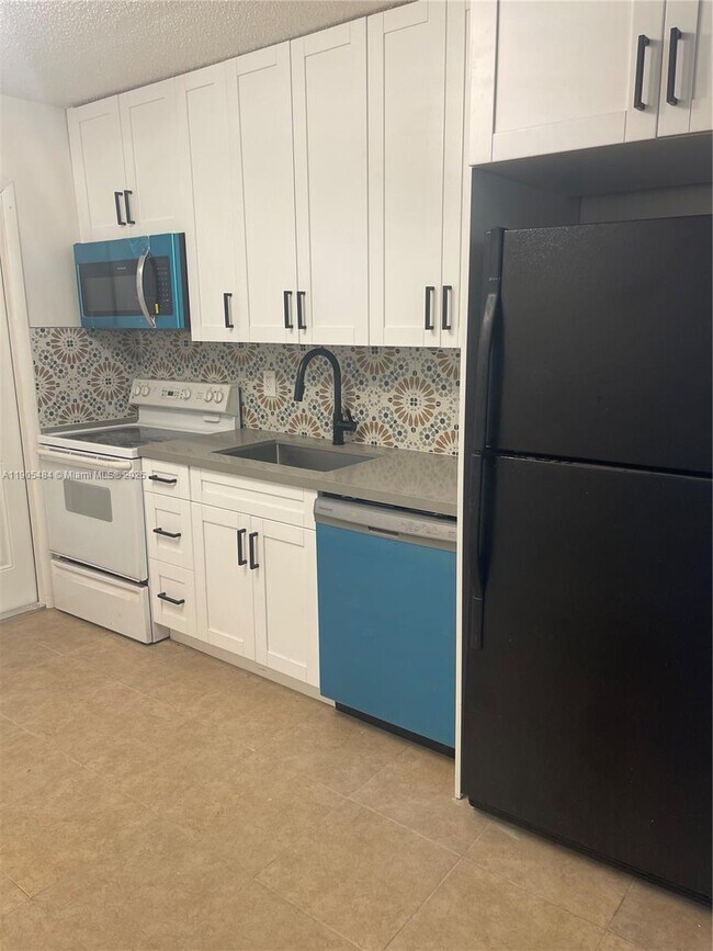 Building Photo - 2884 SW 19th Pl