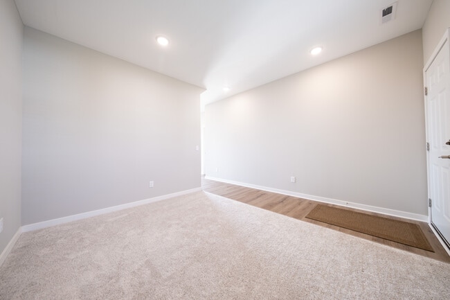 Building Photo - 15083 Athgoe Dr