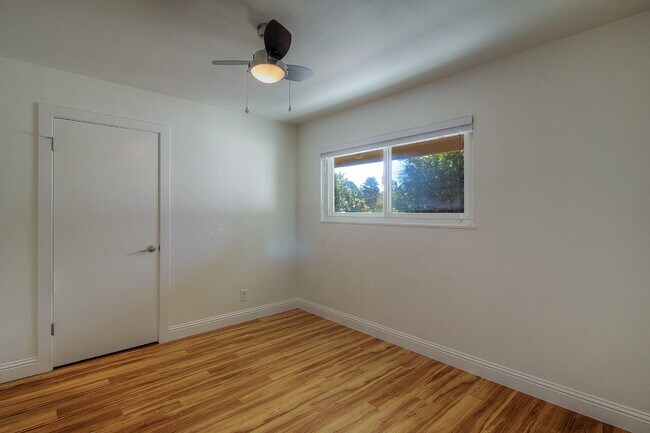 Building Photo - 805 W 9th St