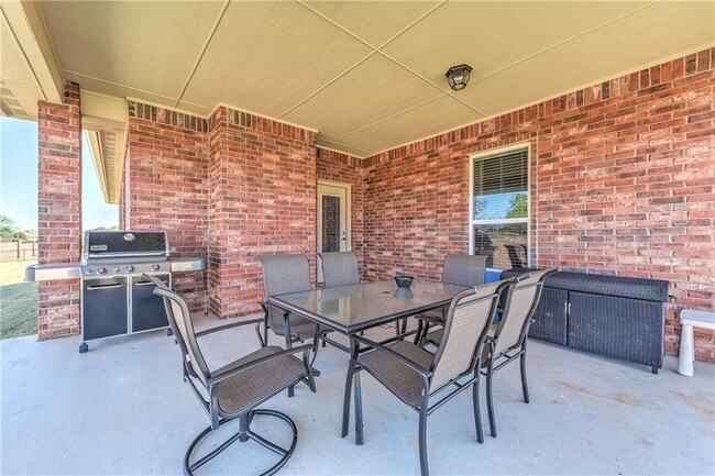 Building Photo - 641 Geneva Dr