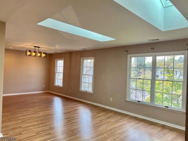 Building Photo - 184 Milkweed Ct