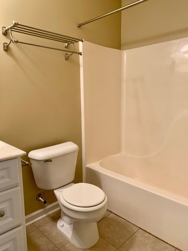 Building Photo - Lovely Tri-level Fayetteville Home