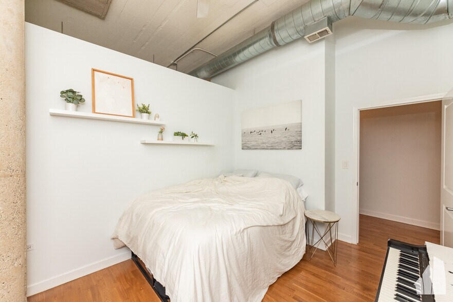 Building Photo - 4131 W Belmont Ave