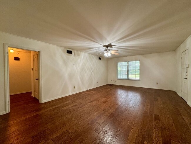 Building Photo - Apartment *Downstairs*