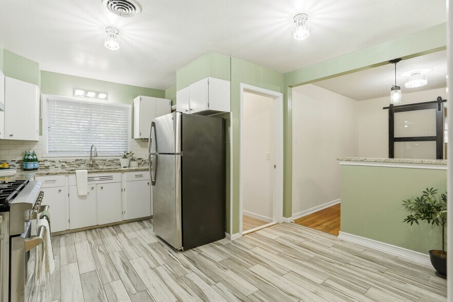 Building Photo - 518 Brightwood Pl