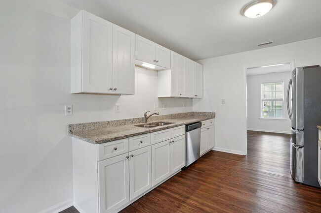 Building Photo - GREAT TOWNHOME- Come see it today!