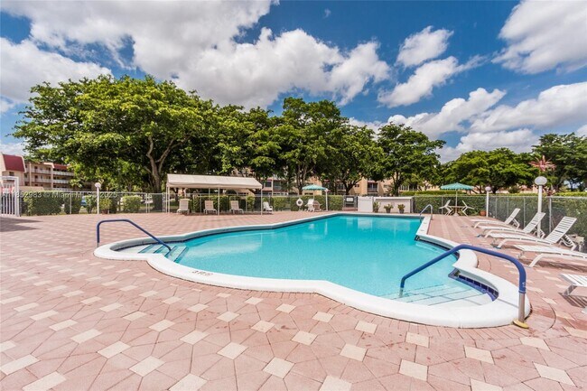 Building Photo - 1010 Country Club Dr