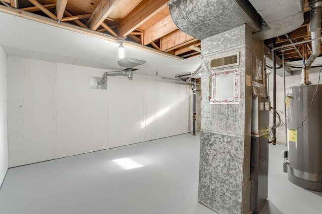 Building Photo - UPDATED 2 Bedroom Duplex With Garage!!