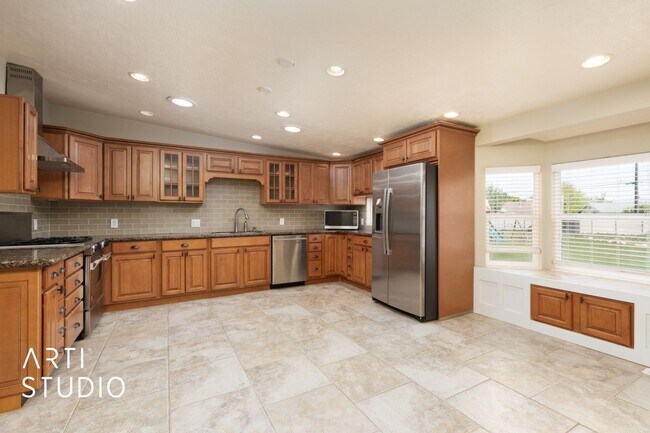 Building Photo - **Stunning 4-Bedroom Home with Modern Amen...