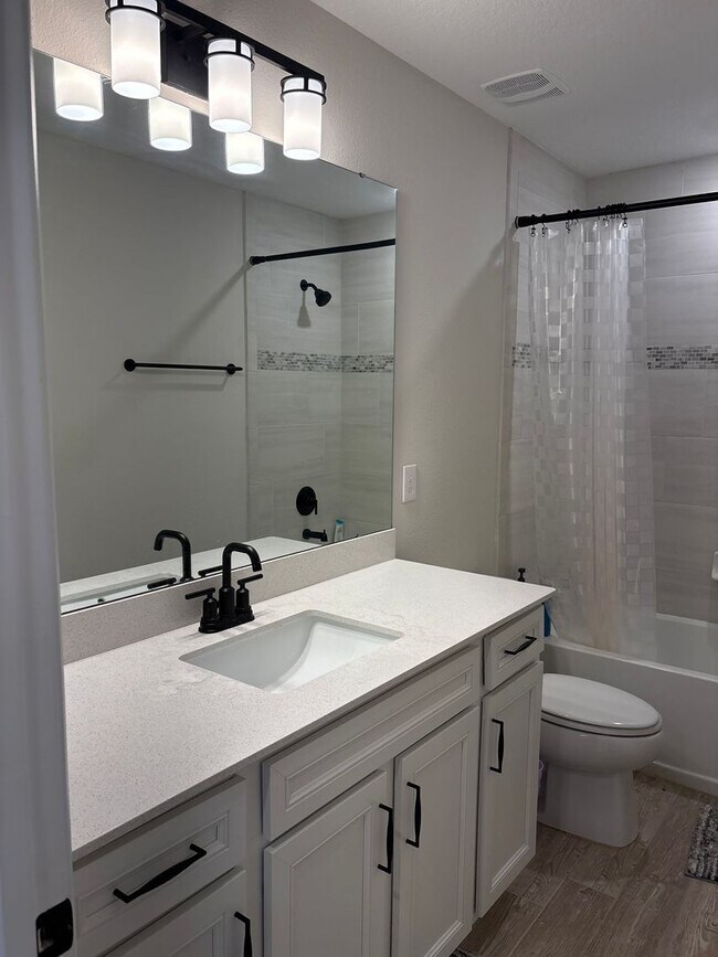 Building Photo - Spacious 5-Bedroom Home for Rent in Lake P...