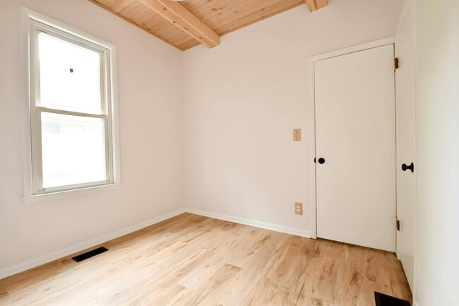 Building Photo - 1431 E Rouse Ave