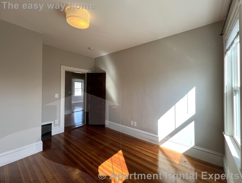 Building Photo - 107 Oxford St